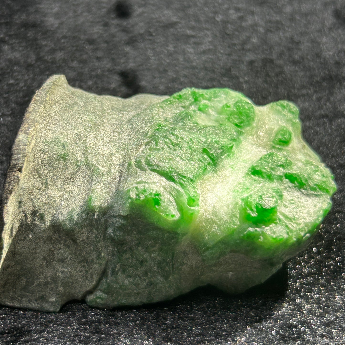 Natural Type A Jadeite | Maw Wan Ji Floating Pattern Jadeite – Small Ornamental Piece | 215g | 70×50×30mm